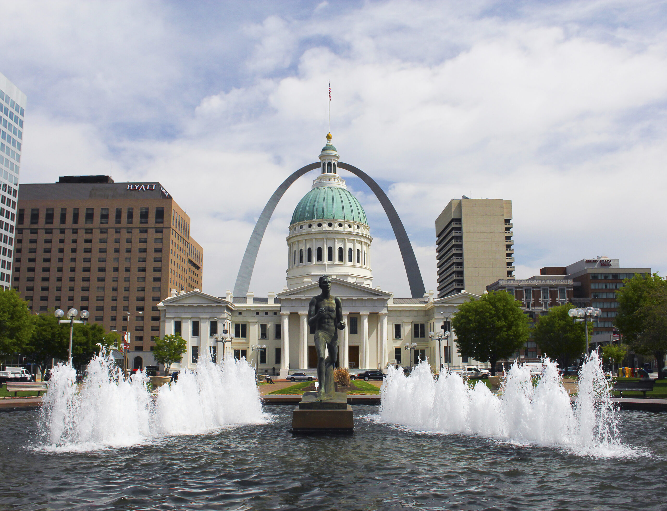 By Jefferson National Expansion Memorial, NPS from St. Louis, MO, USA - Runner Fountain and Old Courthouse and Arch, CC BY 2.0, https://commons.wikimedia.org/w/index.php?curid=44928305